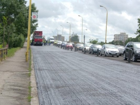 Firma Saphir asfaltează podul de la Doraly